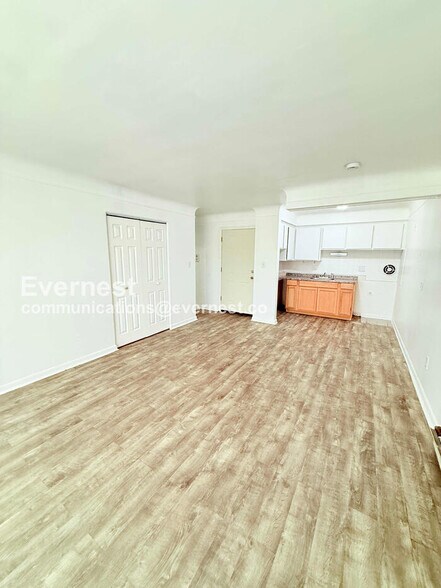 Building Photo - 15601 Schoolcraft Rd