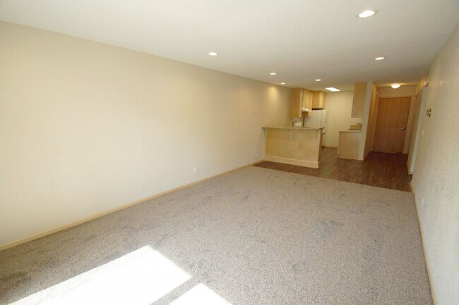 Building Photo - Pinto Suite