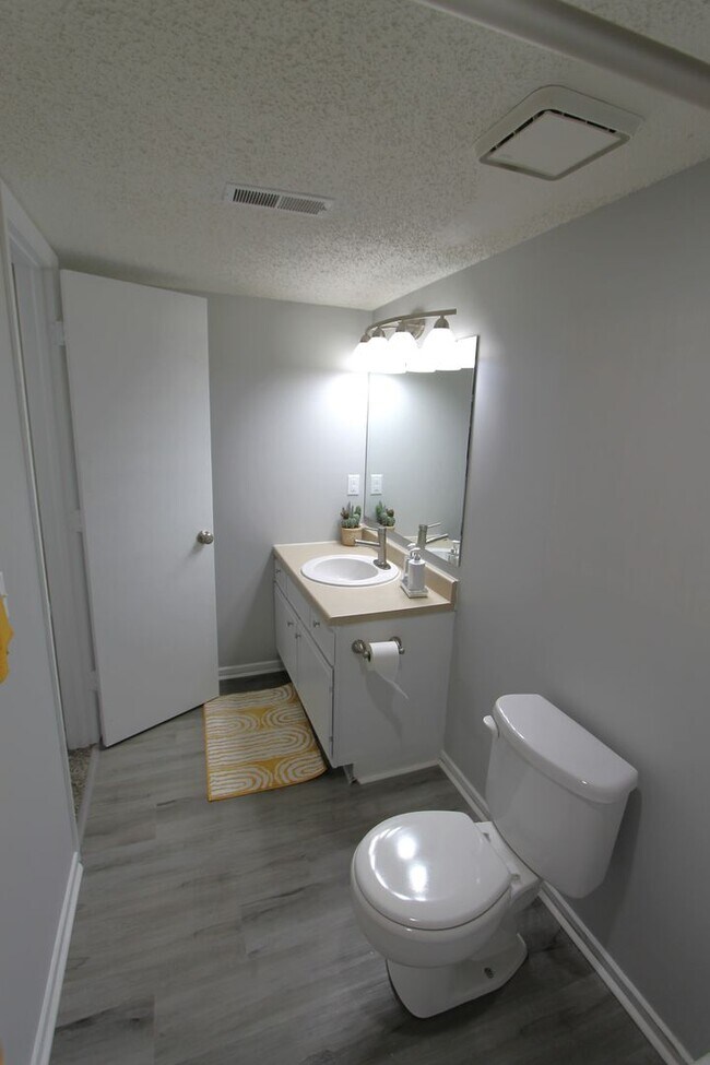 Building Photo - Large one bedroom with amazing vaulted ceilings and a balcony!  Check us out today!