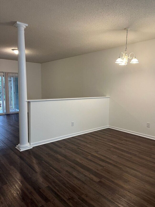 Building Photo - Spacious condo in excellent location