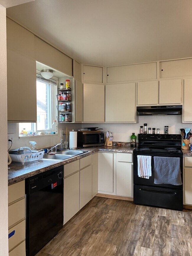 Building Photo - STUDENTS WELCOME! Spacious single-family home in the heart of Ft. Collins!