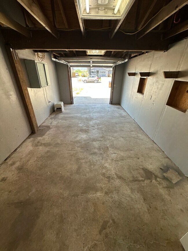 Building Photo - Beautiful 3 Bedroom Home for Rent on Chimayo