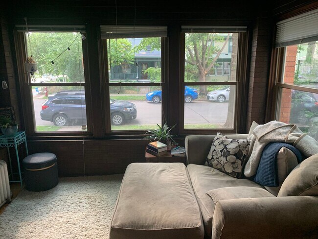 Building Photo - Lovely 2Br / 1Ba South Uptown Condo w/ Har...