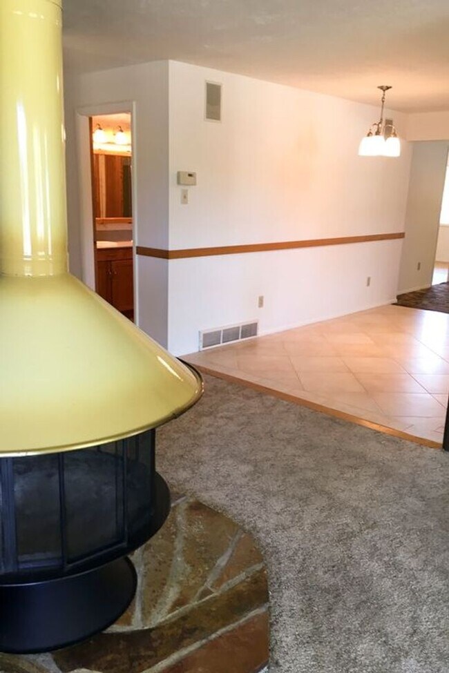 Building Photo - 516 N Willson Ave