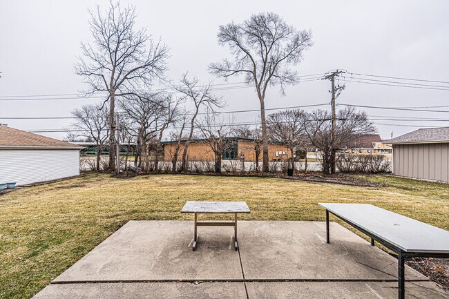 Building Photo - 361 S Elm St