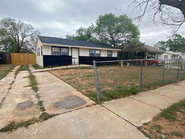 Building Photo - Now available 3 bed 1 bath in Arnett Benson