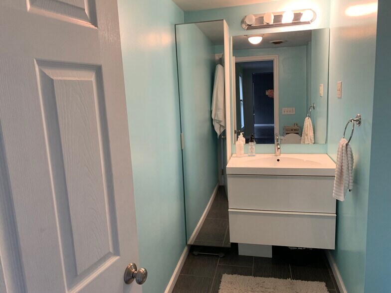 Building Photo - 42 Mechanic St