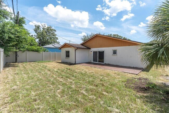 Building Photo - 3235 Hillsdale Ave