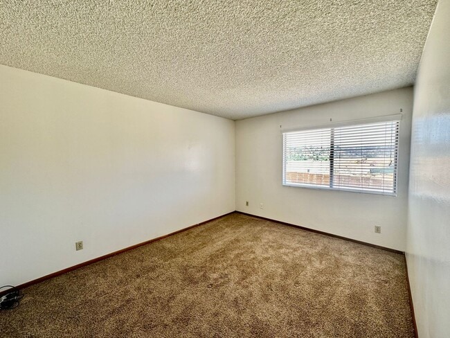 Building Photo - Spacious Upstairs 2 bedroom in Allied Gardens!