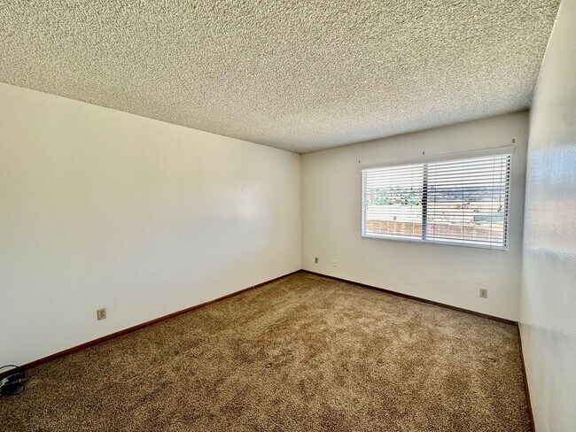 Building Photo - Upstairs 2 bedroom with 2 assigned parking spots!