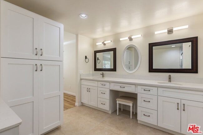 Building Photo - 10227 Autumn Leaf Cir