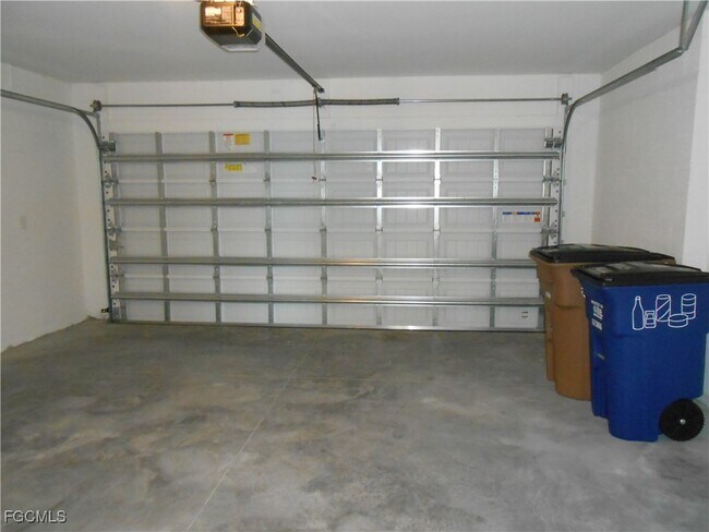 Building Photo - 623 Lakeside Oasis Ave