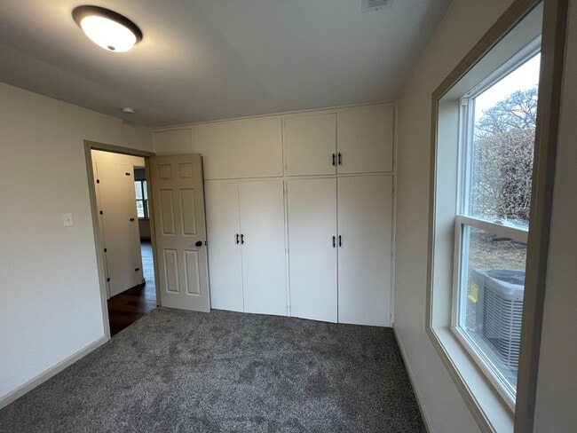 Building Photo - Update 3 Bed/1 Bath Home!