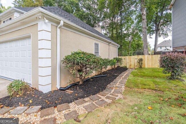 Building Photo - 736 Singley Dr