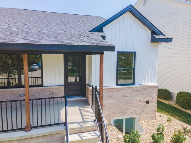 Building Photo - 1613 Belclare Rd