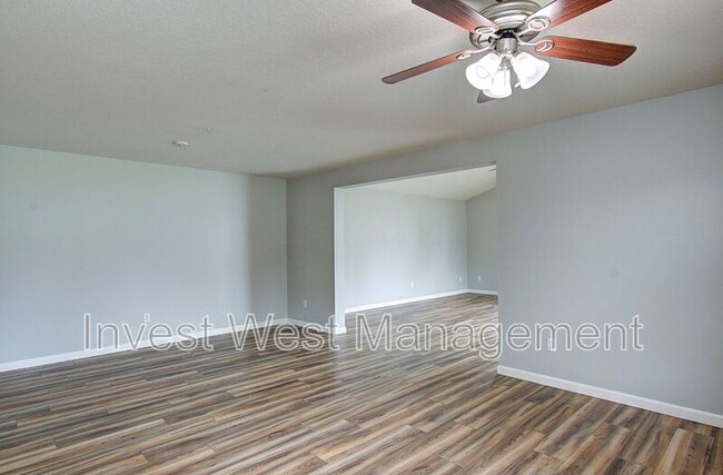 Building Photo - 3020 NE 116th Ave