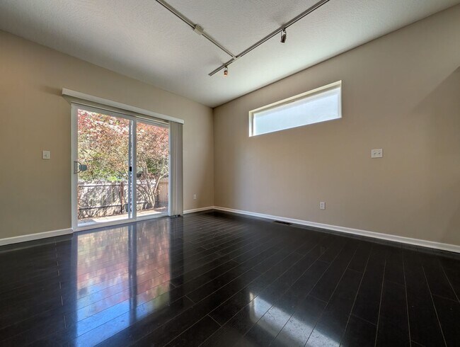 Building Photo - Beautiful 3-Bedroom, 2.5-Bath Home In River Road Area of Eugene!