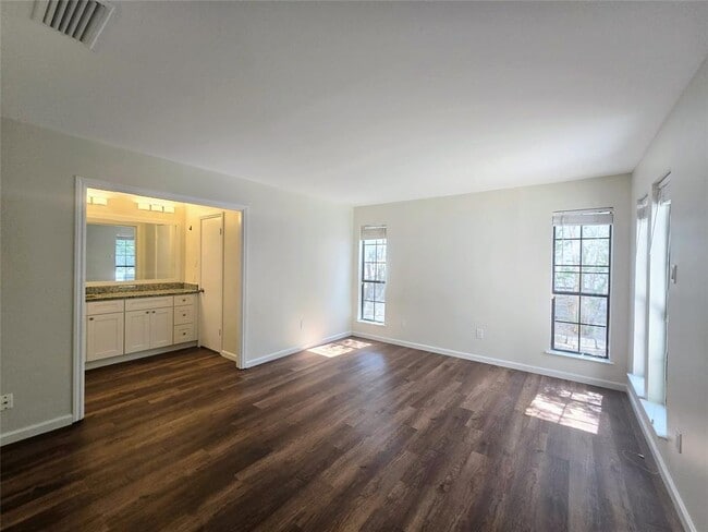 Building Photo - 3000 Maywood Cir