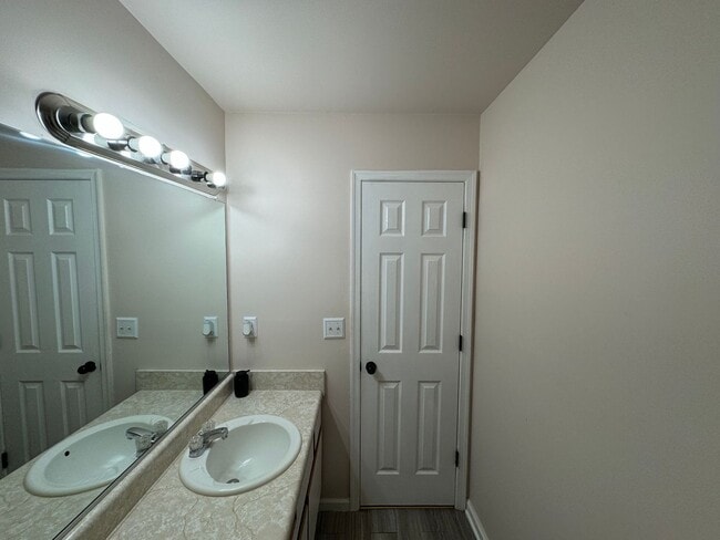 Building Photo - Introducing a charming home located in the heart of Suffolk ¨ASK ABOUT OUR ZERO DEPOSIT¨