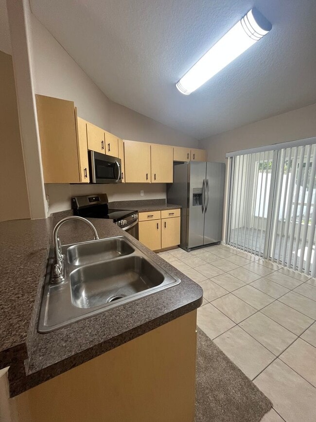 Building Photo - Charming 2 bedroom, 2 bathroom dulplex loc...