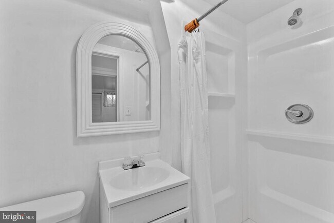 Building Photo - 633 Walker Ave