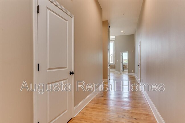 Building Photo - 936 Broad St