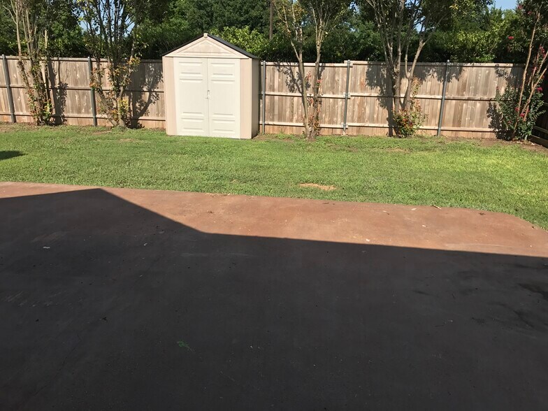 Building Photo - 903 Redbud Dr