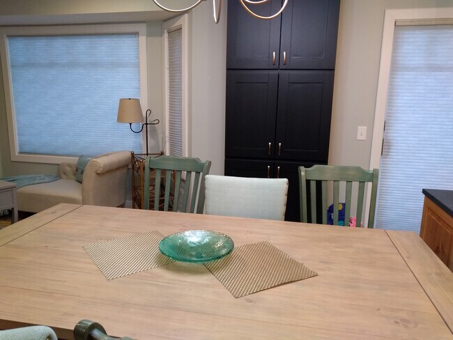 extra-large kitchen - 21253 Lake George Blvd