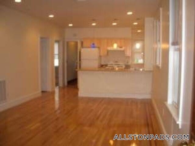 Building Photo - 86 Easton St