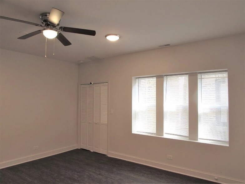 Building Photo - 8246 S Racine Ave