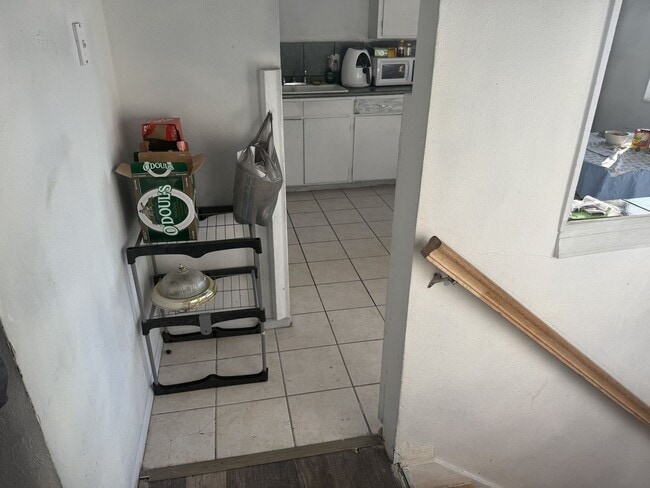 Building Photo - Upstairs Unit in Prime West Valley Location!