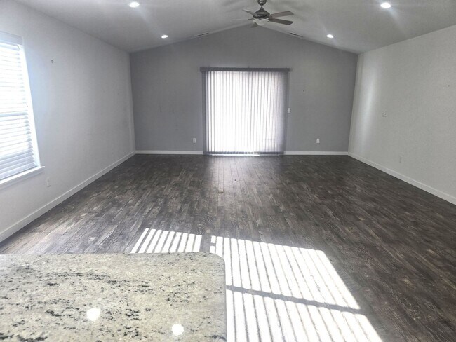 Building Photo - 3 bed 2 bath Home for Rent in Grants Pass