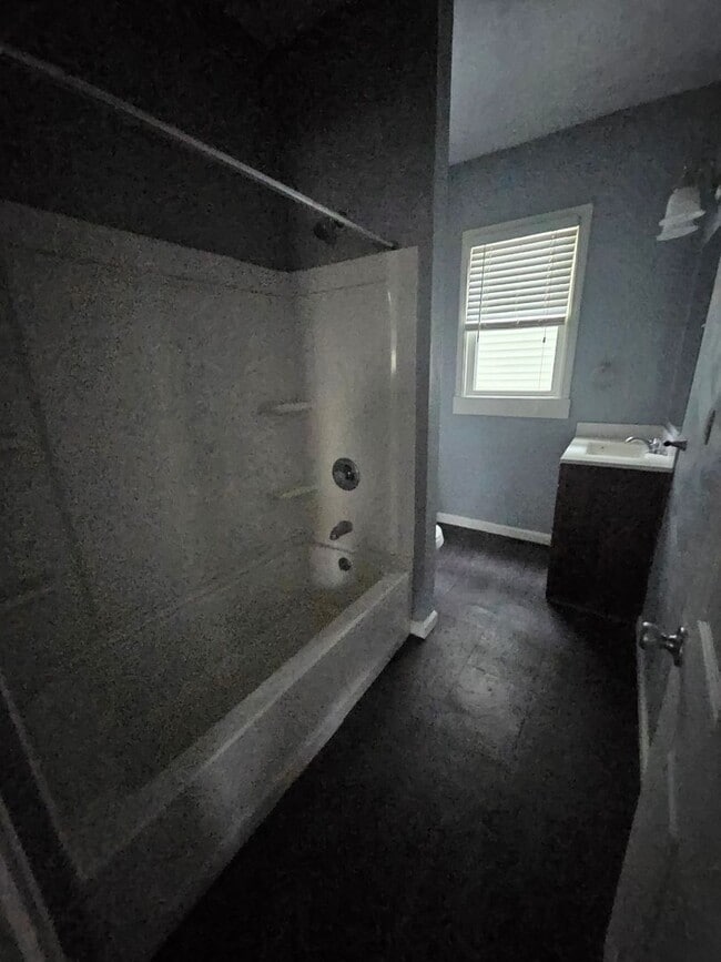 Building Photo - Lower 3 bedroom unit East Side