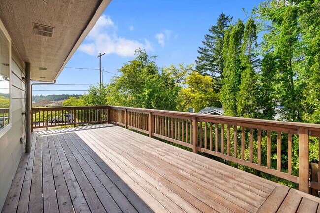 Building Photo - Beautiful Happy Valley Home; Large Lot; In...
