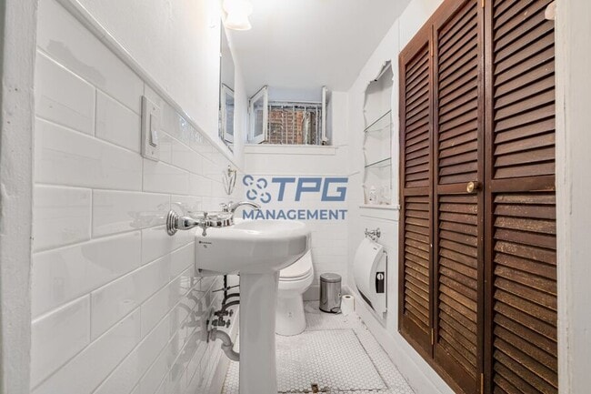 Building Photo - 121 Bentley Ave