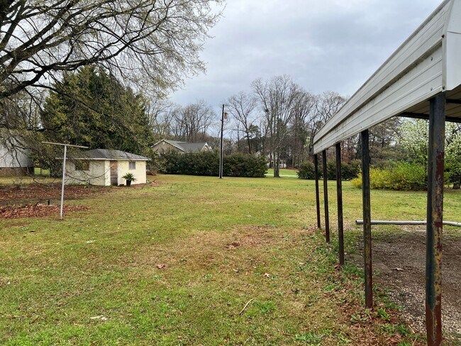 Building Photo - Newly Renovated 3/1 in Greenville!