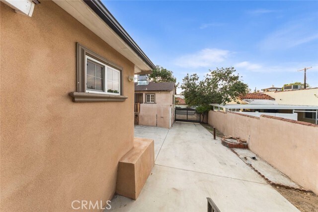 Building Photo - 10554 Plainview Ave