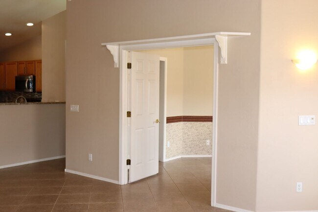 Building Photo - 4943 W Rosebay Dr