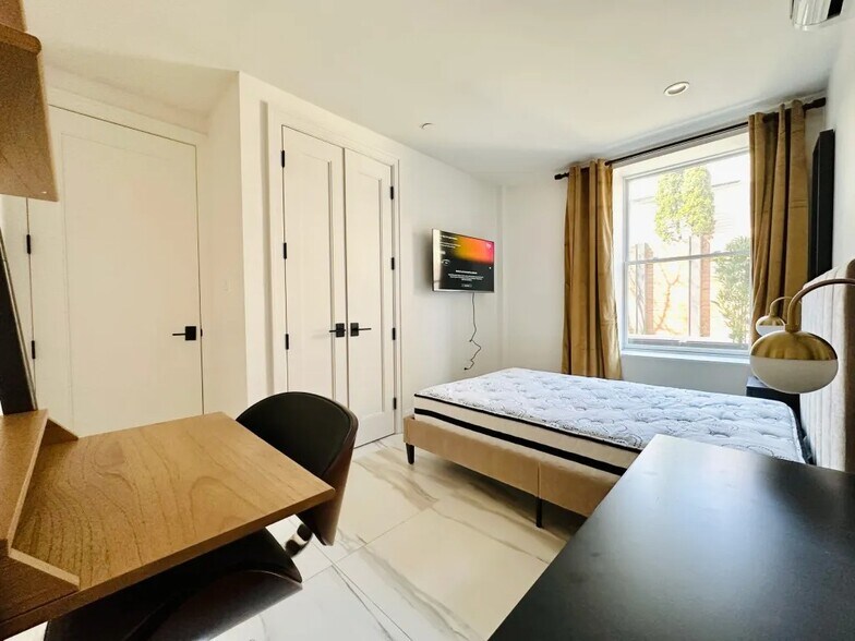 Building Photo - Furnished room/NOT APARTMENT