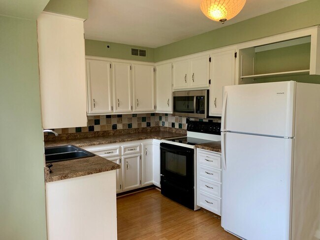 Building Photo - 14865 Pershing Dr