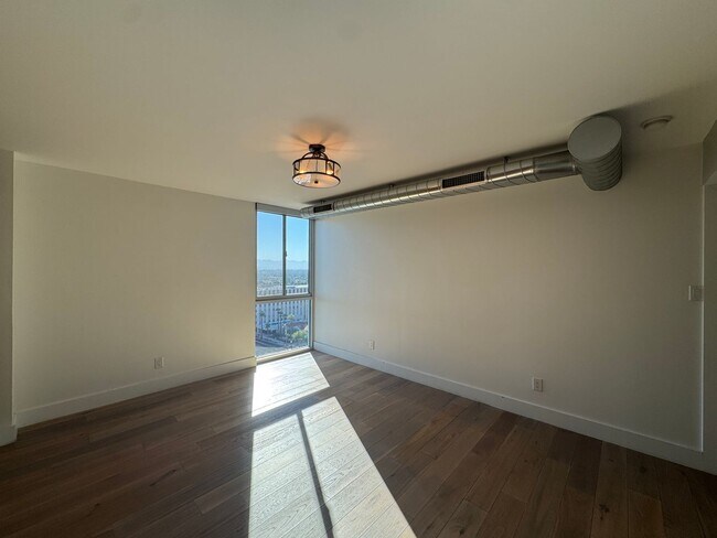 Building Photo - Luxury 2 Bedroom Condo Available at Regency House in Central Phoenix!