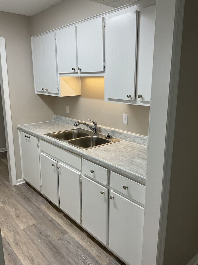 Building Photo - 1546 Hamilton Dr