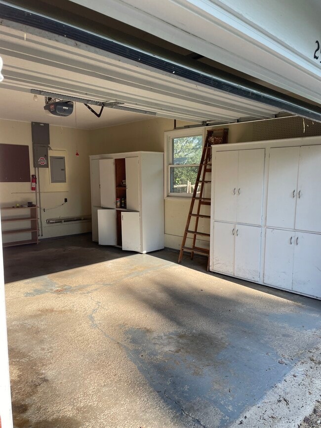 1 Car Garage + Storage - 256 Williams St