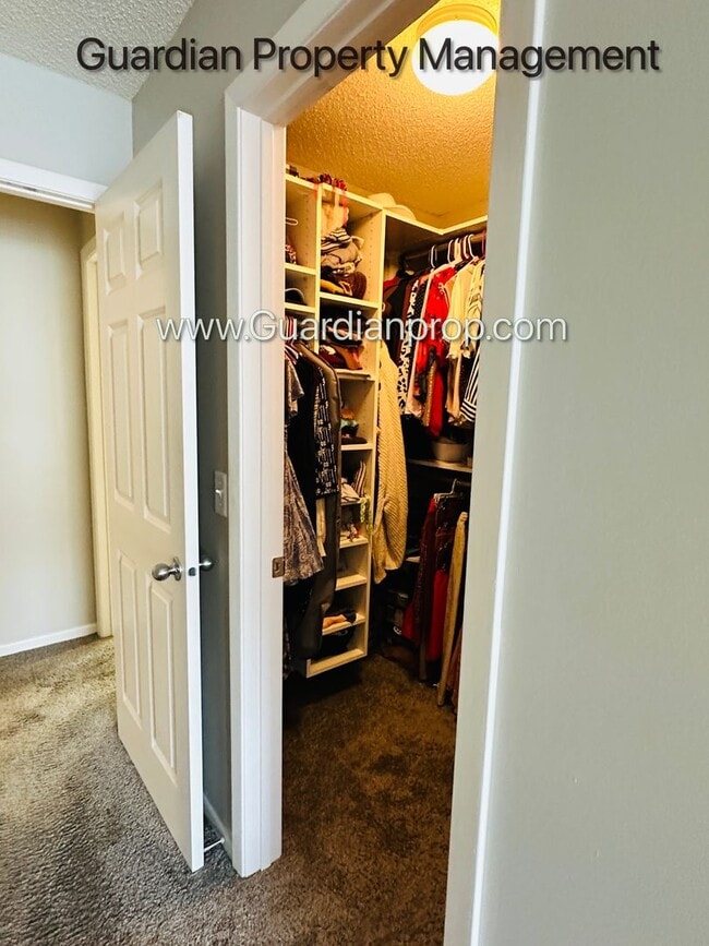 Building Photo - Minnetonka Town Home, Balcony, Washer/Dryer, Dishwasher, Available June