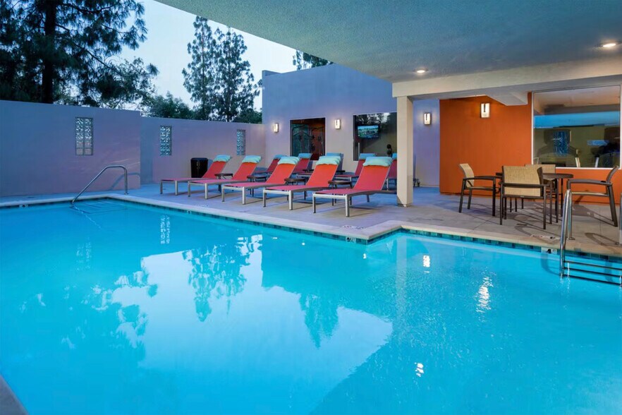 Building Photo - 10989 Bluffside Dr