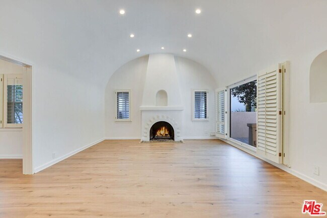 Building Photo - 344 S Swall Dr