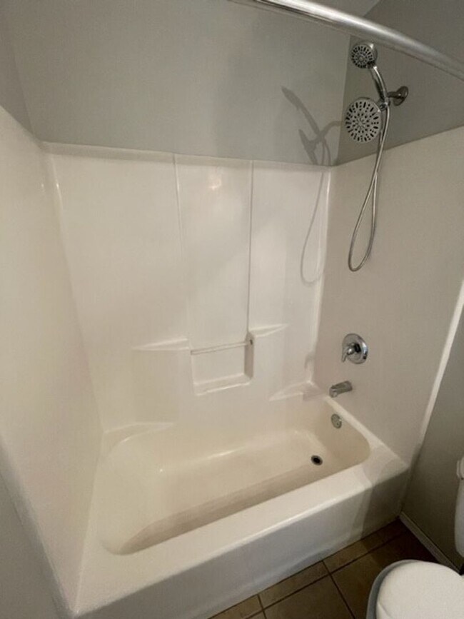 Building Photo - 4 Bedroom Walk out Basement Duplex in Ozark!