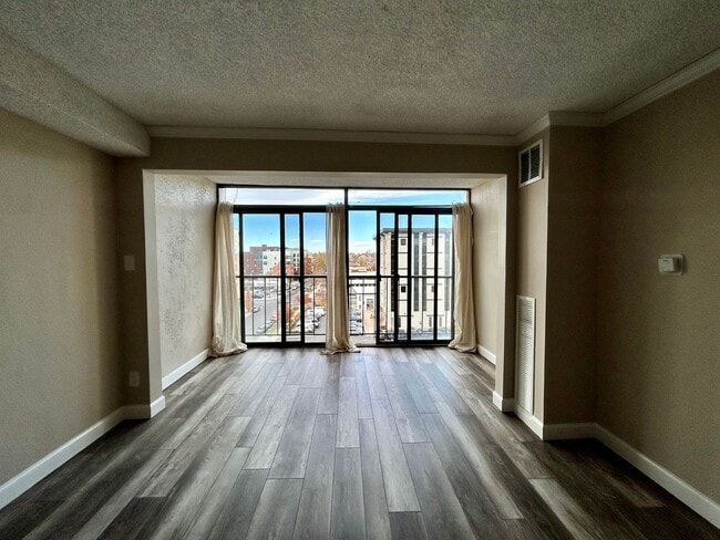 Building Photo - Beautiful 1-Bedroom Condo at Mountain Shadow Condominiums