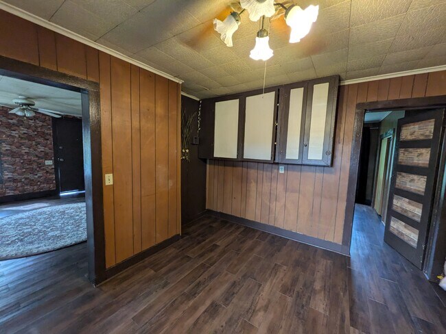 Building Photo - 405 S Skaggs Rd