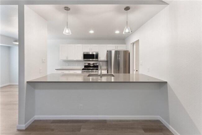 Building Photo - 707 Central Dr